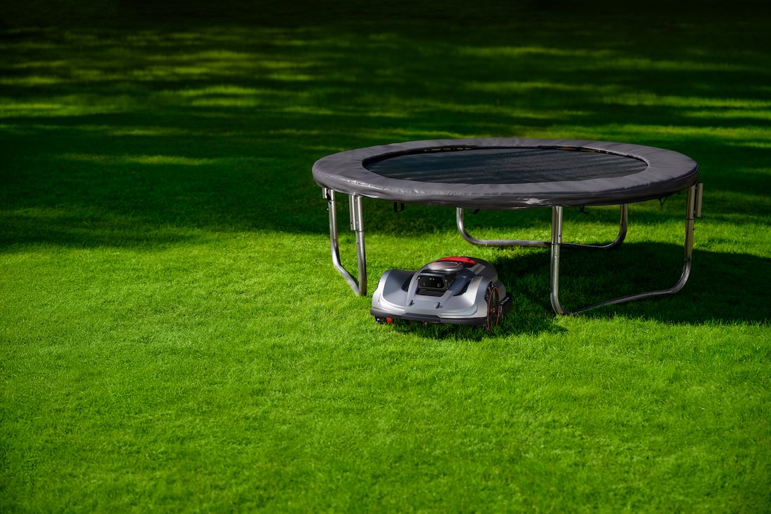 Sunseeker Elite X7 Gen 2 Avoiding a Trampoline