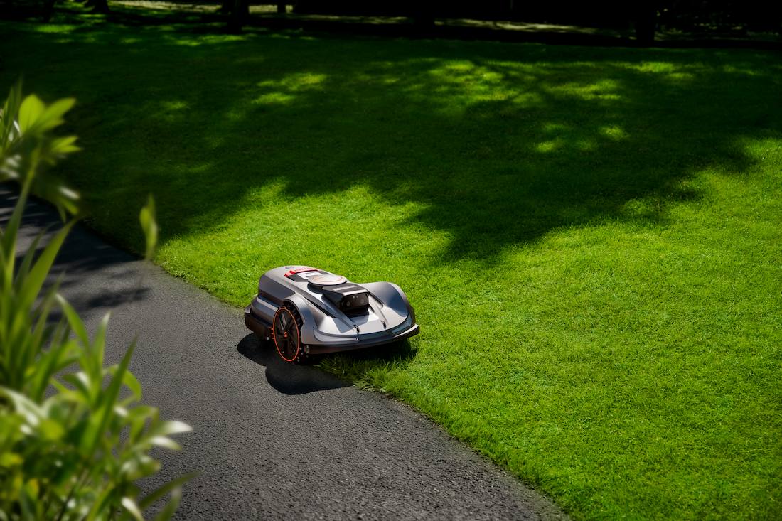 Robot tagliaerba su un angolo erboso
