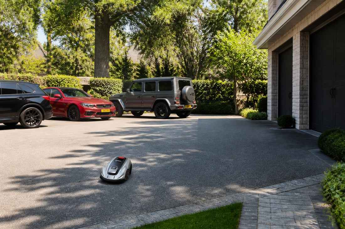 sunseeker elite x5 grasmaaier op een oprit