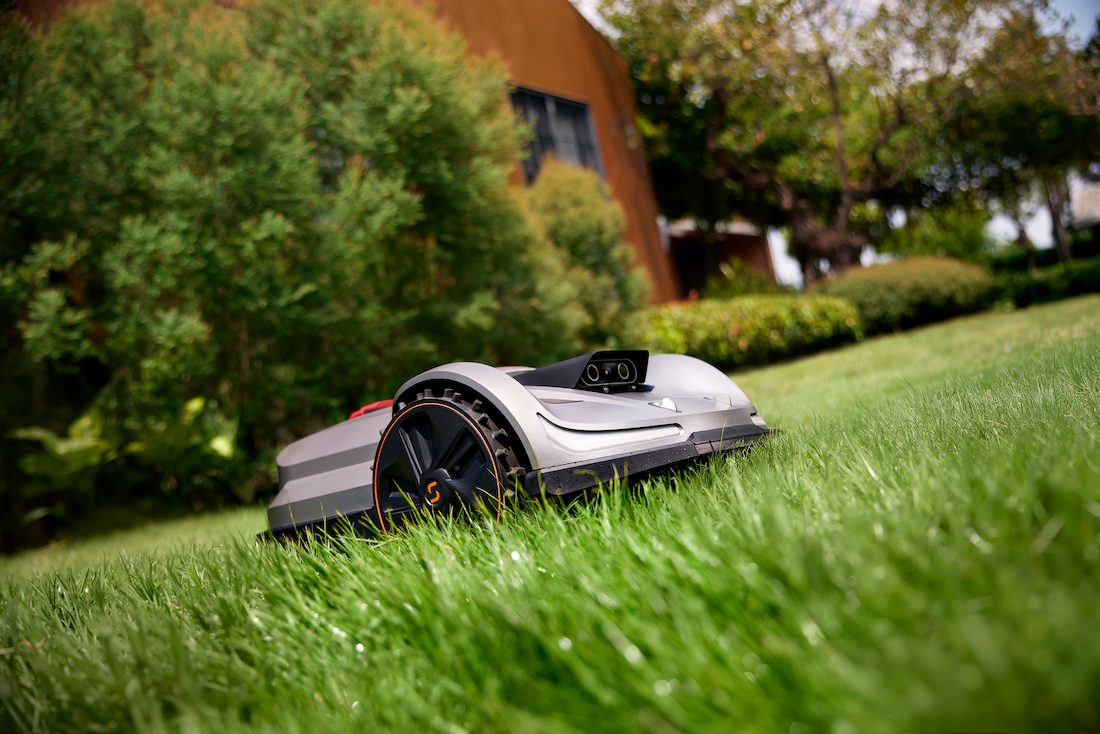 Sunseeker X7 robotgräsklippare i sluttning